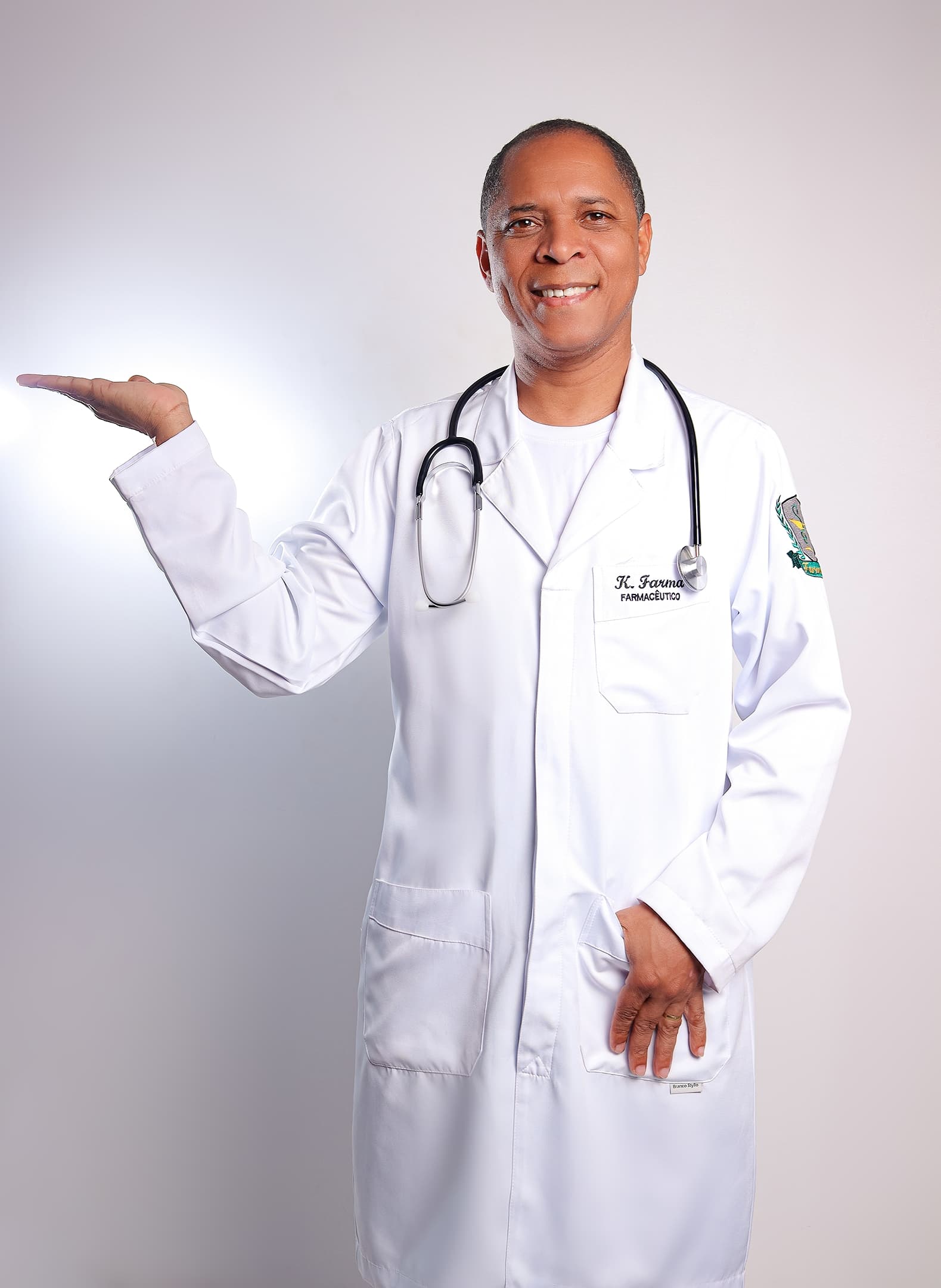Farmacêutico da K Farma convidando você pro grupo de ofertas